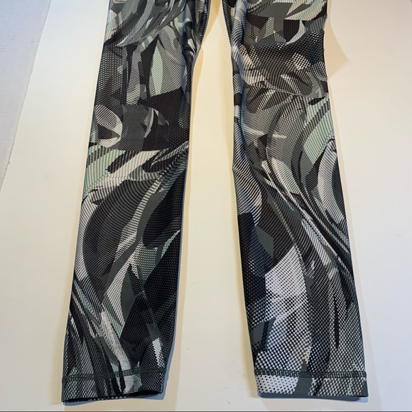 Small Zella white black green pattern high rise studio lite leggings - Picture 8 of 13